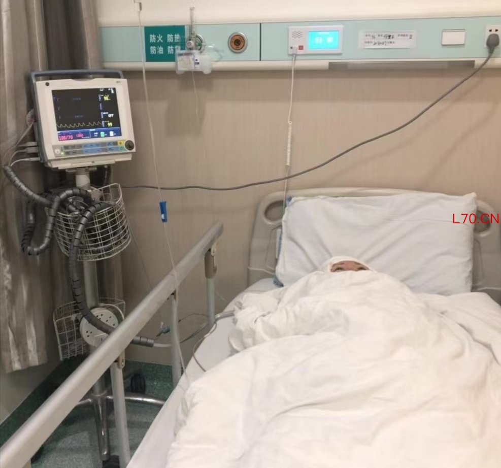 受到非法医美伤害的何慧慧在医院接受治疗。资料图