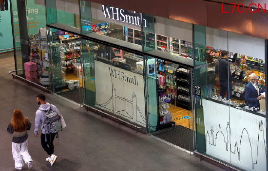 伦敦街头，行人途经 WH 史密斯门店。